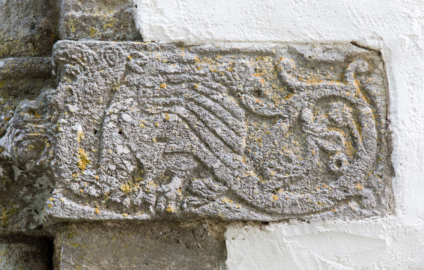 Relief, tornportalen - Gerums kyrka