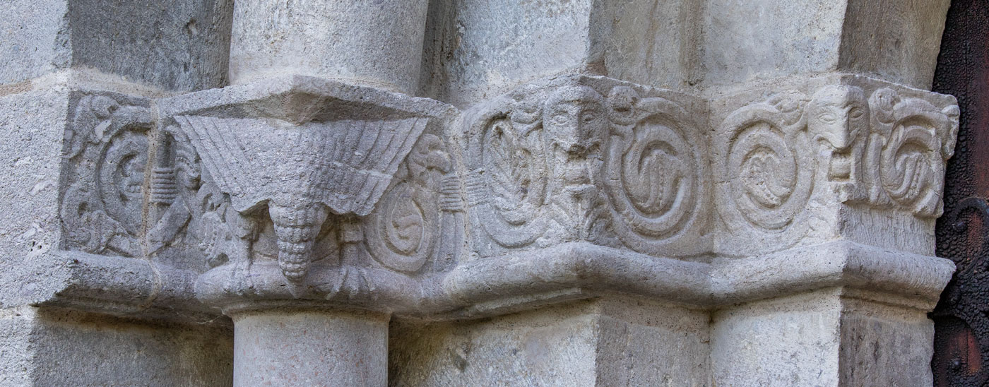 Långhusportalen, relief - Levide kyrka