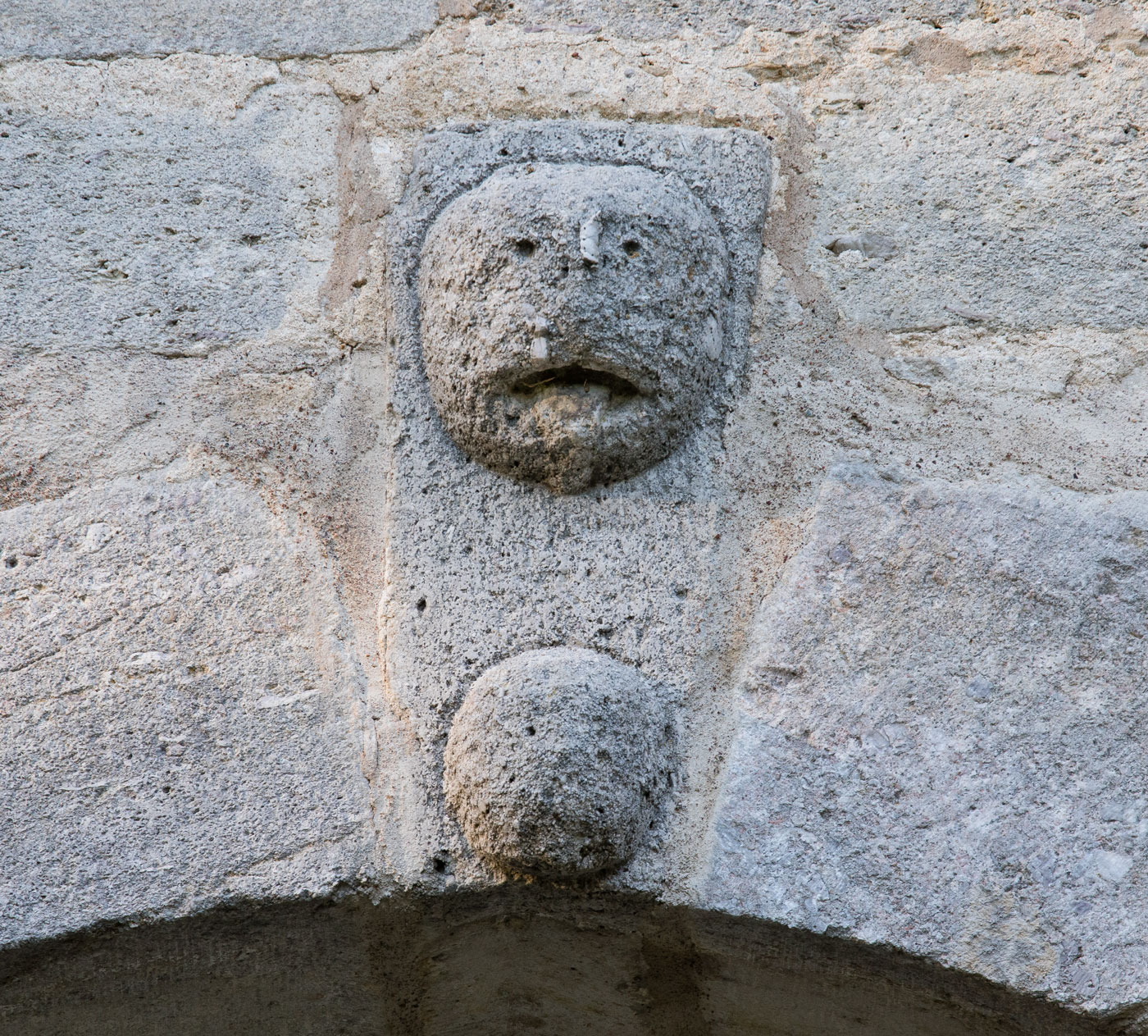 Långhusportalen, relief - Levide kyrka