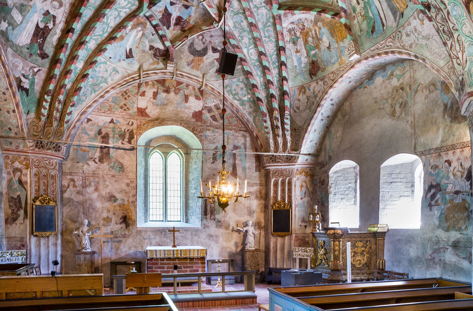 Interiör mot öster - Härnevi kyrka