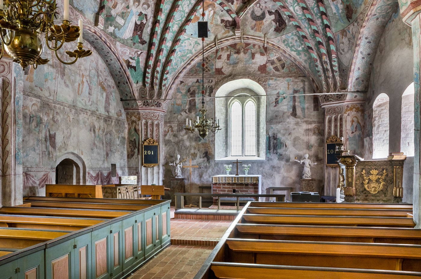 Interiör mot öster - Härnevi kyrka