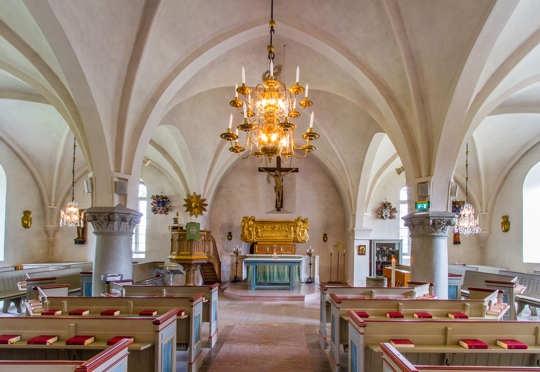 Interiör mot öster - Vårdinge kyrka